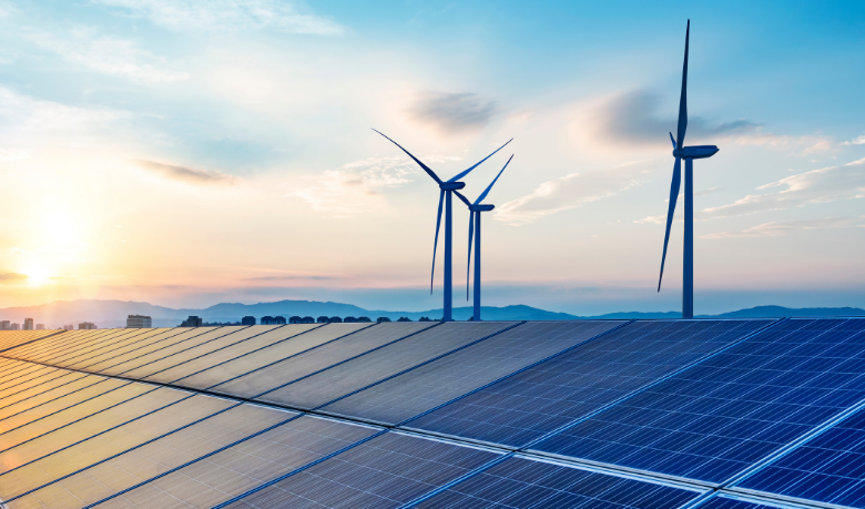 Fernando Trabach aponta exemplos de pequenas empresas que aumentaram a lucratividade ao investir em energia solar.
