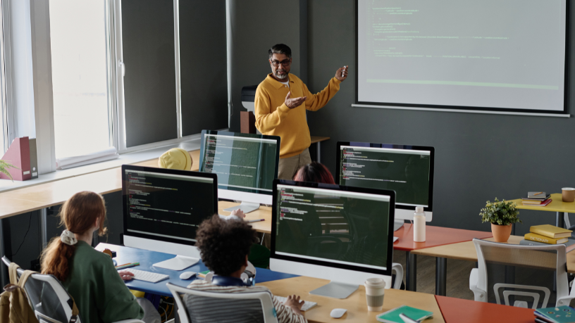 Com Teciomar Ábila, descubra como a Maistech está transformando o cenário educacional por meio da tecnologia e de políticas eficazes.