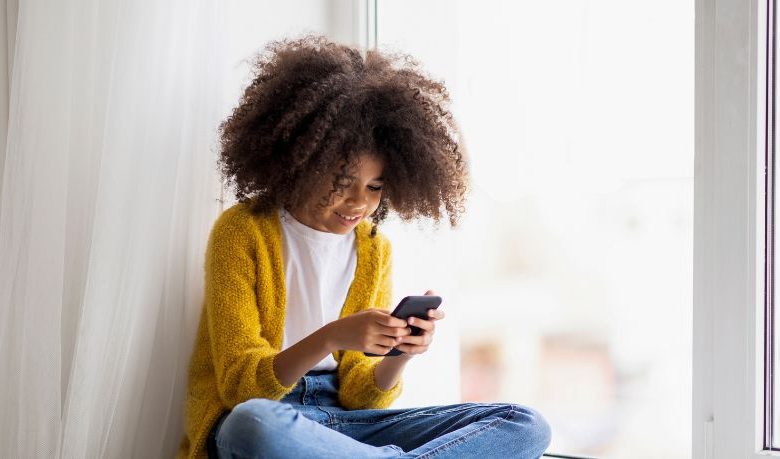 O impacto do uso excessivo de telas na infância: o novo papel de escolas e famílias diante do desafio digital