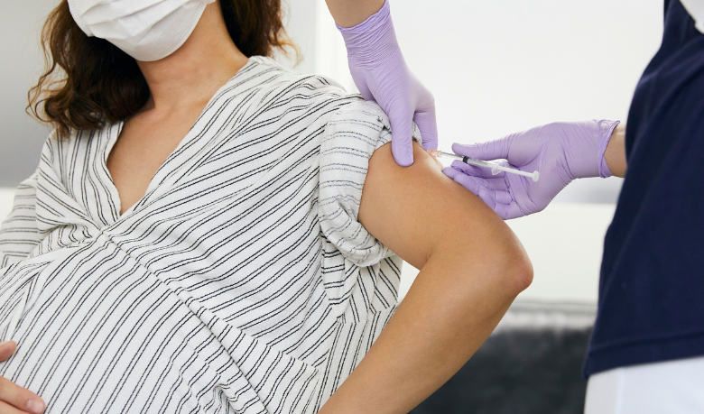Vacina contra o VSR na gravidez: por que tantas gestantes ainda não sabem que ela protege o bebê