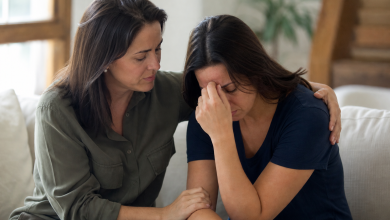 Mulher sendo acolhida por pessoa próxima em ambiente tranquilo, representando apoio emocional após perda gestacional